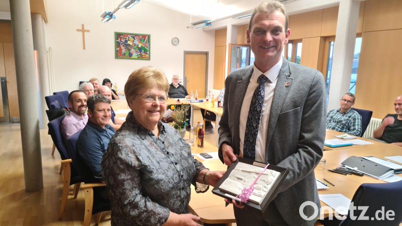 Bürgermeister Ernst Schicketanz ehrte Gabriele Hagemann für ihre 15-jährige Amtszeit. Bild: sne