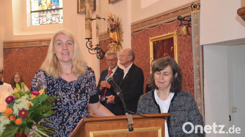 Kirchenpflegerin Susanne Lindner (links) überreichte ihrer Mesnerkollegin Ingrid Silbermann (rechts) zum 10. Dienstjubiläum einen Blumenstrauß. Bild: swo