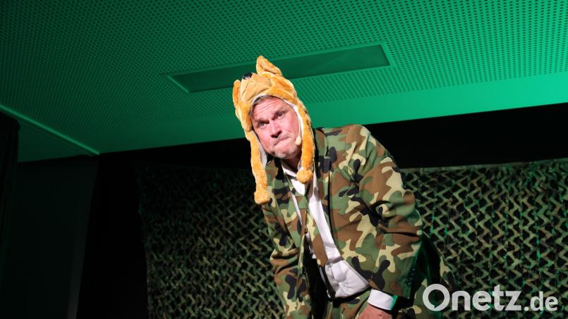 Der Kabarettist Jens Neutag überzeugte mit seinem Programm &quot;Allein - ein Gruppenerlebnis&quot; zum Start in die neue Saison der Kleinkunstbühne Futura87. Bild: prh