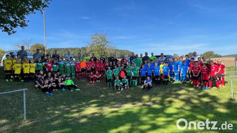 Die teilnehmenden Teams beim Norbert-Schnurrer-Gedächtnisturnier auf dem Gelände der Sportfreunde Kondrau. Bild: Manuel Enders/exb