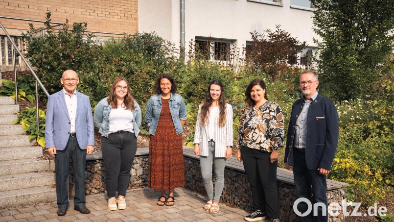 Neue Lehrkräfte sind der Realschule im Stiftland zum neuen Schuljahr zugewiesen worden. Von links Zweiter Bürgermeister Karlheinz Hoyer, Anja Krapfl, Heide-Marie Huber, Cheyenne Schlereth, Annette Helm und Direktor Stephan Drexler. Bild: Tobi Frauendorfer/exb