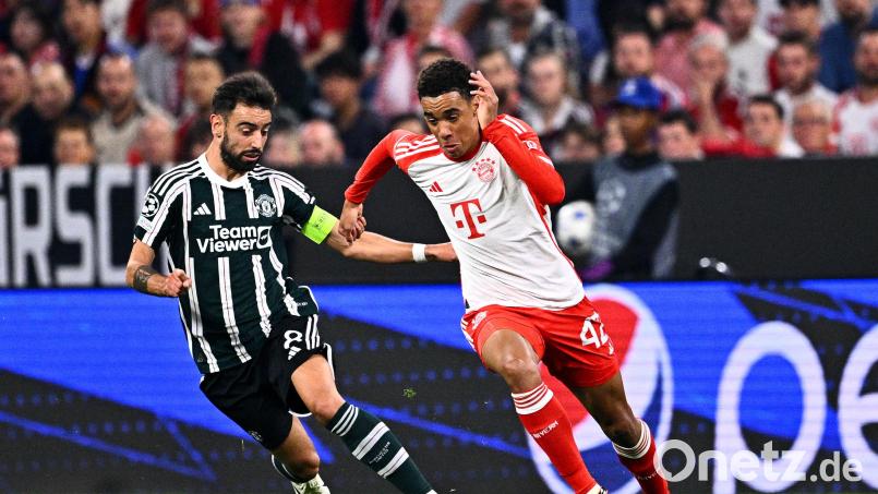 Jamal Musiala (rechts) bereitete das 2:0 durch Serge Gnabry mit einem tollen Solo vor. In dieser Szene enteilt er Manchesters Bruno Fernandes. Bild: Tom Weller/dpa