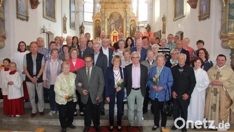 Die 20 Jubelpaare mit Pfarrer Konrad Amschl und Pastoralreferentin Maria Wagner (von rechts) beim Ehejubiläumsgottesdienst in der Pfarrkirche St. Nikolaus in Bärnau. Bild: kro