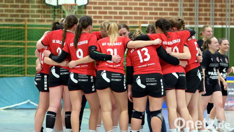 Die Handballerinnen des HC Sulzbach stimmen sich auf das erste Heimspiel in dieser Saison ein. Archivbild: Hubert Ziegler