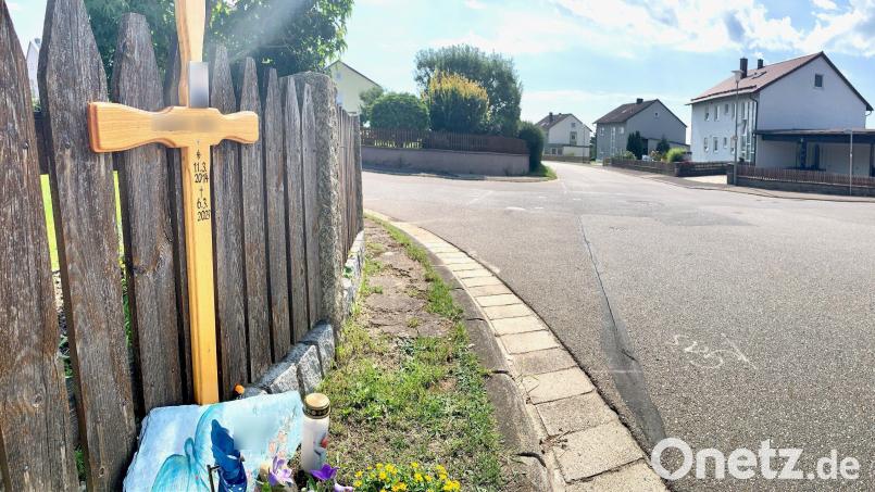 Ein Holzkreuz erinnert an der Kreuzung Frühlingsstraße/Erlenweg in Parkstein an den Tod des Achtjährigen. Bild: Gabi Schönberger