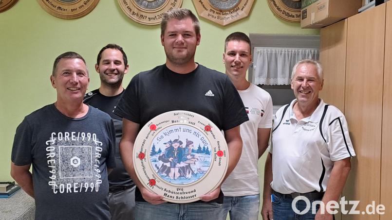 Johannes Wildenauer (Mitte) sichert sich mit einem 305-Teiler die Retroscheibe. Bild: Schlosser/exb