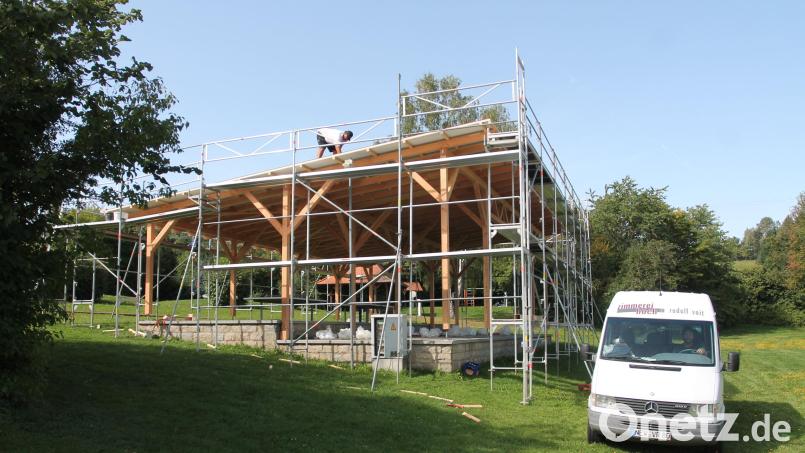 Die Zimmerei &quot;Hoch 3&quot; aus Pleystein erstellt derzeit die Bühnenüberdachung in der Freizeitanlage &quot;Bäckeröd&quot;. Bild: pi
