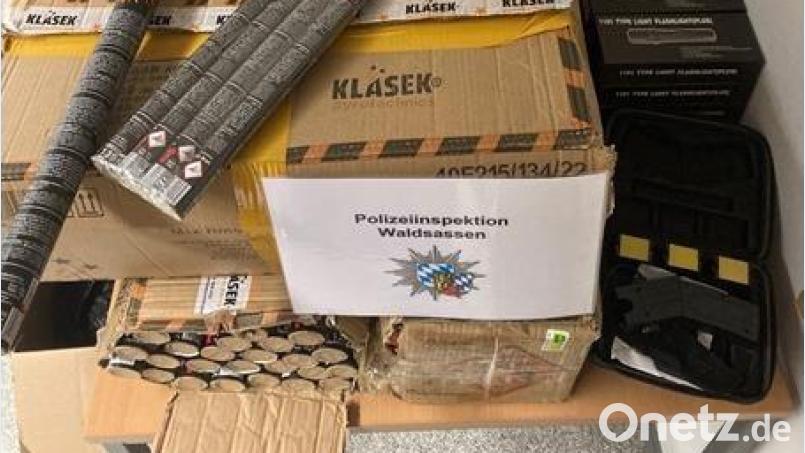 Diese Böller und Elektroschocker stellten die Polizisten in Waldsassen sicher. Bild: Polizeiinspektion Waldsassen/exb