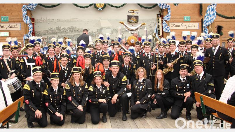 Zusammen mit dem Trommlerzug Peiting zogen die Bergknappen aus Auerbach, Sulzbach-Rosenberg, Königstein und Amberg auf der Oidn Wiesn ins Festzelt „Tradition“ ein. Bild: Landesverband Bayerischer Bergmanns-, Knappen- und Hüttenmännischer Vereine/exb