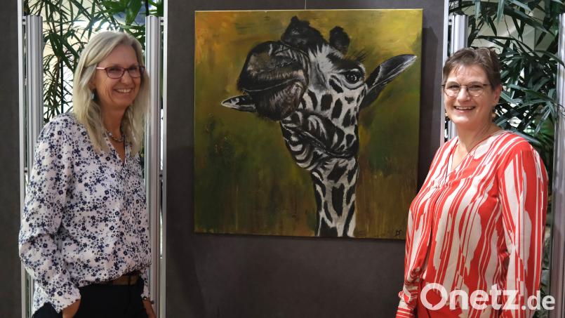 Die Steinberger Künstlerin Marion Spießl (rechts) malt am liebsten Tierköpfe und stellt im Foyer der Sparkasse einige ihrer Bilder aus. Künstlerkollegin Marion Eschenbecher (links) führte am Montag in die Ausstellung ein. Bild: Hirsch