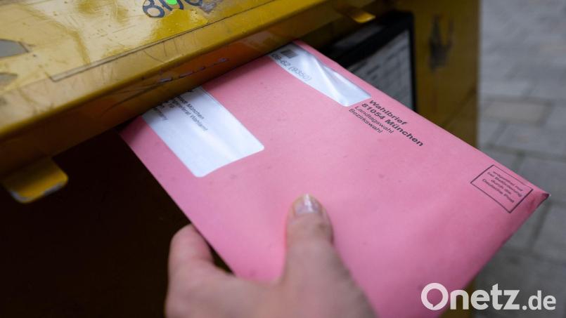 Eine Frau wirft einen Wahlbrief für die Landtags- und Bezirkswahlen 2023 in Bayern in einen Briefkasten. Bild: Sven Hoppe/dpa