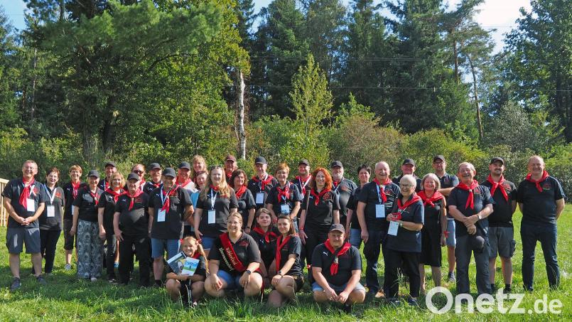 Die Ebermannsdorfer Köhlerfreunde haben in der Schweiz die Zusage für das nächste Europäische Köhlertreffen bekommen und richten dieses 2025 im Naturpark Hirschwald aus. Darüber freuten sich auch Vorsitzender Josef Gilch (links) und Ebermannsdorfs Bürgermeister Erich Meidinger (rechts). Bild: bö