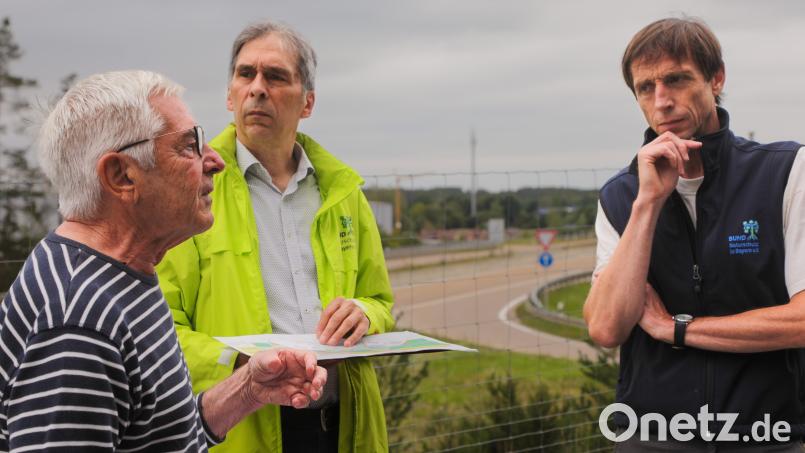 Ortstermin mit dem Bund Naturschutz an der B 85 bei Schafhof/Ebermannsdorf. Von links: Peter Zahn, Reinhard Scheuerlein und Horst Schwemmer, alle vom Bund Naturschutz. Bild: Wolfgang Steinbacher