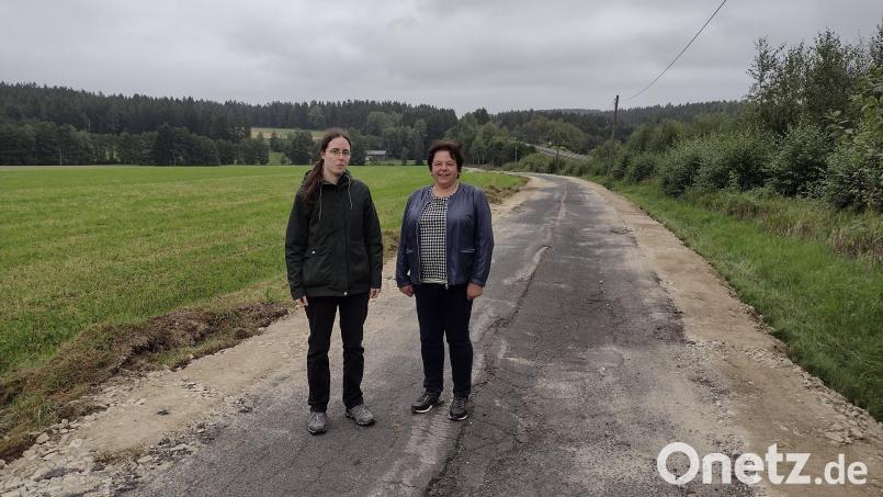 Christiane Eggert vom Amt für Ländliche Entwicklung Oberpfalz und Zweite Bürgermeisterin Christa Bayer (rechts) schauen sich die Bauarbeiten an der Gemeindeverbindungsstraße an. Bild: Achim Scherm/exb
