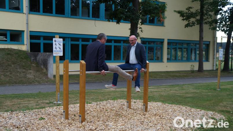 Neben der digitalen Ausstattung der Mittelschule ist auch die körperliche Leistungsfähigkeit der Schüler wichtig. Schulverbandsvorsitzender Martin Birner (links) und Bürgermeister Maximilian Beer testen den im Jahr 2022 errichteten Fitness-Parcours. Bild: wel
