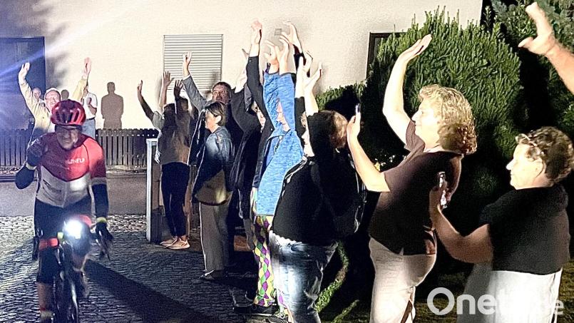 Großer Jubel und Erleichterung bei der abendlichen Zieleinfahrt an der Kulturscheune in Elbart. Bild: Gerhard Krones