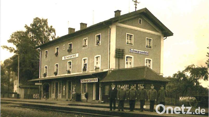 Die Postkarte zeigt den Bahnhof Schwarzenfeld anno 1930. Bild: Archiv Peter Bartmann/Oberpfälzer Sammlertreff/exb