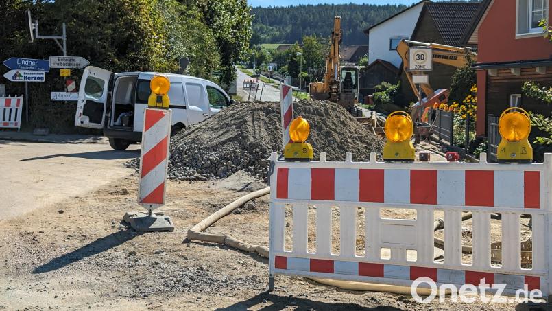 Der Ausbau der Dreifaltigkeit greift auch in den Kreuzungsbereich zwischen Nunzenrieder Straße, Ziegelanger und Kapellenweg. Momentan ist die Nunzenrieder Straße im Kreuzungsbereich befahrbar. Bild: wrl