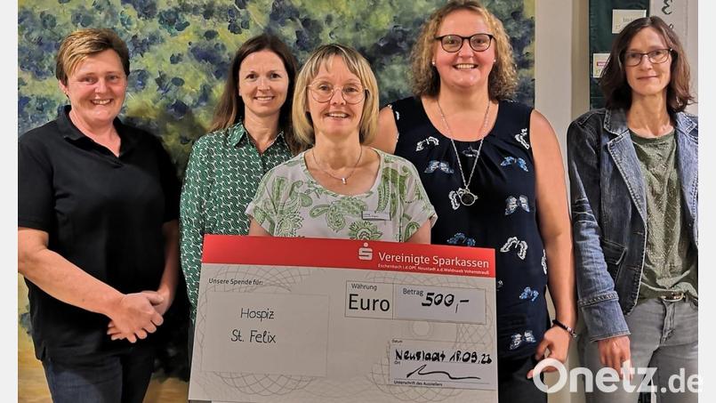 Hospizleiterin Susanne Wagner (Mitte) freut sich über den Spendenscheck, den Claudia Neuber, Nicole Riedl (von links) und Silvia Meier und Vorsitzende Silke Gschrey (von rechts) übergeben. Bild: bey