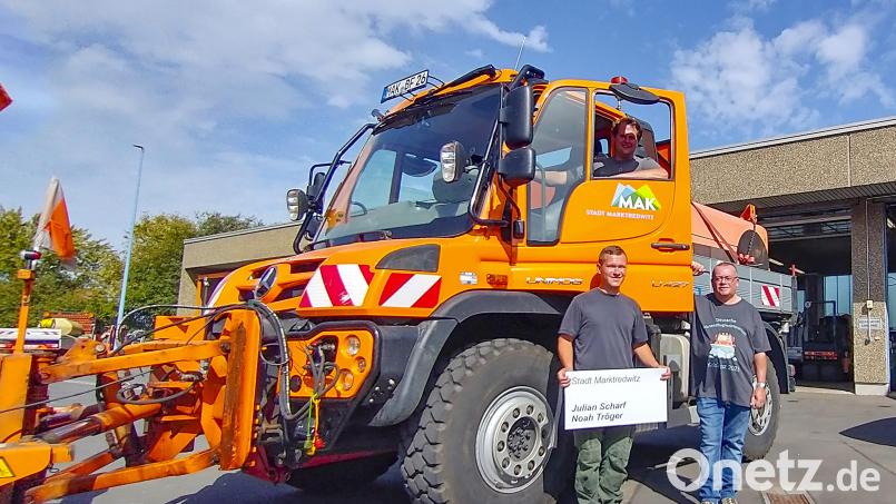 Männer und Maschinen: Julian Scharf (im Unimog) steuerte das schwere Gefährt in sieben Minuten und zwei Sekunden durch den Parcours. Copilot Noah Tröger und Bauhofleiter Roland Sommer (rechts) drückten die Daumen. Bild: Gerd Pöhlmann/fph