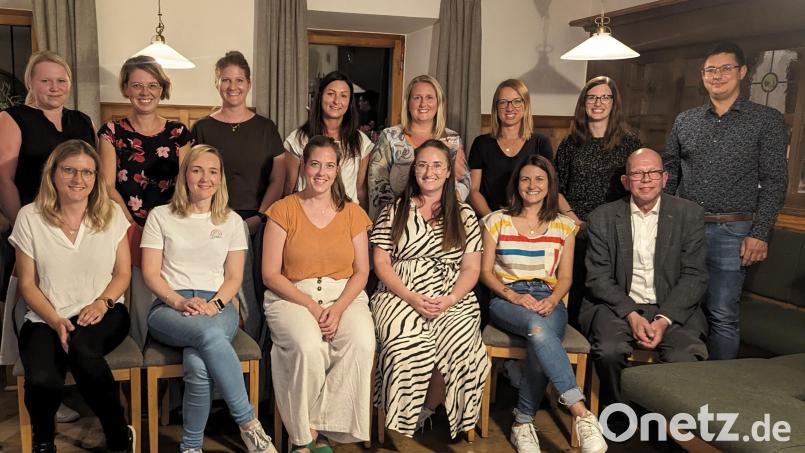 Nach den Wahlen im Kindergarten-Förderverein Illschwang: (stehend, von links) Tina Michl, Anna Jobst, Julia Schmidt, Daniela Schröer, Marion Kellner, Irene Hollweck, Ramona Dehling, Zweiter Bürgermeister Benjamin Hiltl; (sitzend, von links) Andrea Maderer, Miriam Püttner, Ann-Kathrin Brands, Bianca Zauner, Susanne Honig, Pfarrer Thomas Schertel. Bild: Anna Jobst/exb
