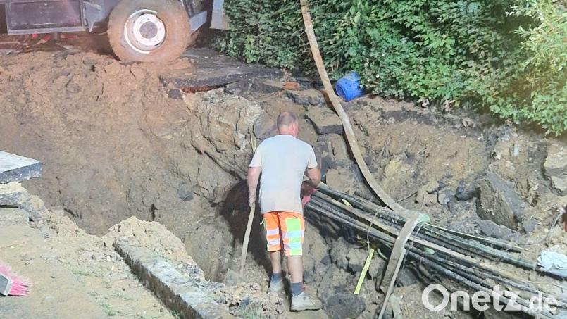 Bauarbeiter waren mit der Ringleitung in Amberg die ganze Nacht beschäftigt. Bild: Karoline Gajeck-Scheuck/Stadtwerke Amberg