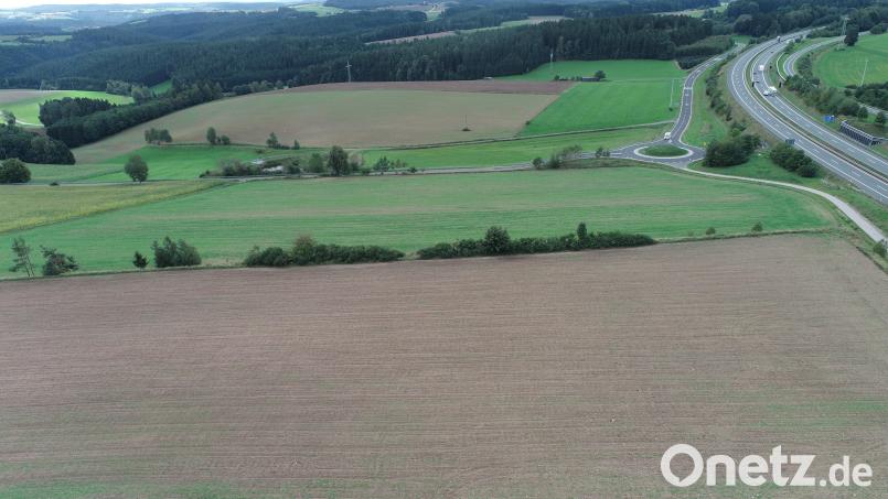 Die Ackerfläche und die anschließende, durch eine Hecke getrennte Fläche werden für den Energiepark Wittschau genutzt. Oberhalb des Kreisels links der Gemeindeverbindungsstraße nach Preppach wird auf der im Bild in Braun zu sehenden Fläche auf einer Teilfläche die Ausgleichsfläche angelegt, auf einem Streifen zum angrenzenden Grundstück (rechts) werden Module aufgestellt. Bild: bey