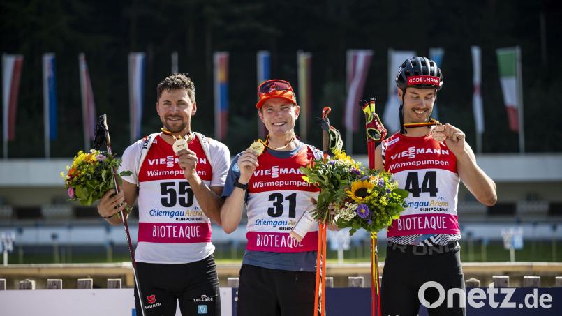Johannes Donhauser (rechts) kann den Blick von seiner Bronzemedaille nicht lassen. Im Sprint landete der Oberpfälzer Biathlet bei den deutschen Meisterschaften in Ruhpolding hinter Sieger Benedikt Doll (Mitte) und Philipp Nawrath (links) auf Platz drei. Bild: Kevin Voigt