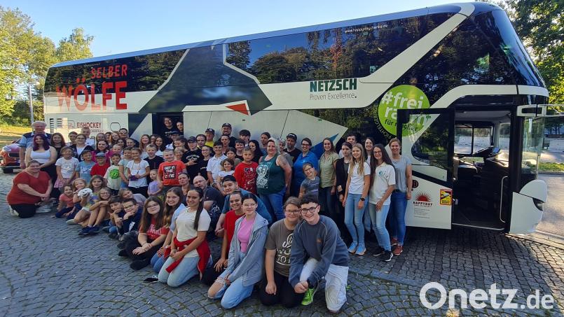 Die Teilnehmer der JRK-Fahrt vor dem Bus. Bild: Sascha Hanke/exb