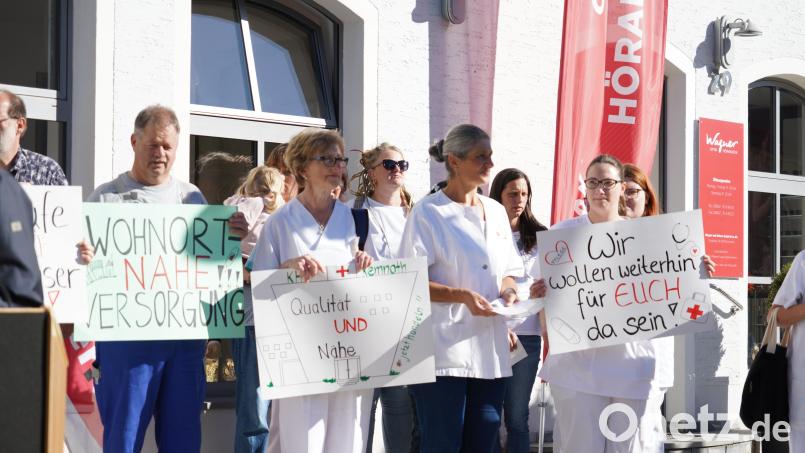 Unter dem Motto „Stoppt das Krankenhaussterben“ hat die Deutsche Krankenhausgesellschaft zu einem Aktionstag aufgerufen. Mitarbeiter des Krankenhauses Kemnath hatten sich der Aktion angeschlossen. Bild: kaz