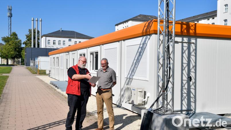 Kanzler Ludwig von Stern (links) und Technischer Leiter Erwin Wittmann diskutieren die Pläne zur vollständigen Brandschutzsanierung der OTH-Gebäude in Amberg. Bild: Petra Hartl