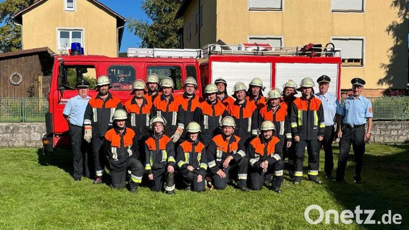 Die erfolgreichen Feuerwehrleute zusammen mit Kreisbrandmeister Roland Frank und Kommandant Martin Reißnecker (von links), Zweitem Kommandant Manuel Kraus (unten rechts) sowie Kreisbrandmeister Wolfgang Fischer und Kreisbrandinspektor Wolfgang Wedlich (von rechts). Bild: Feuerwehr Poppenreuth/exb