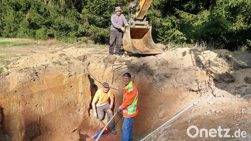 Ein Rohrbruch im Bereich des Friedenfelser Tiefbrunnens beschäftigte die Mitarbeiter des Bauhofs. Im Bild Manuel Wick und Peter Ransberger (von links) bei der Instandsetzung der Wasserleitung unter Mithilfe von Baggerführer Helmut Dostler (oben) von der Baufirma Haubner. Bild: bsc