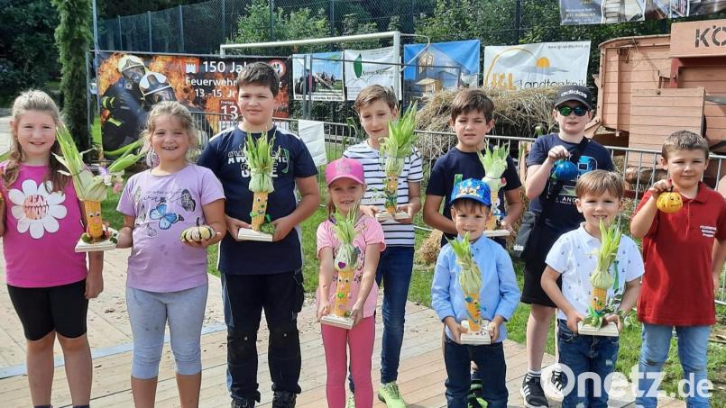 Viel Spaß haben die Kinder bei der Bastelaktion des Obst- und Gartenbauvereins Glaubendorf-Woppenhof. Bild: Klinger/exb