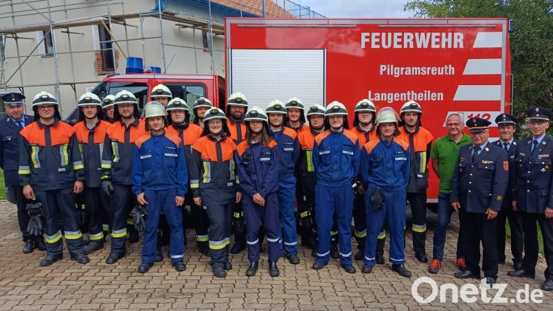 Kommandant Bernhard Schultes (links) sowie die Kreisbrandmeister Alois Schindler (von rechts) und Peter Prechtl, Kreisbrandinspektor Otto Braunreuther und Bürgermeister Hubert Kraus mit den Teilnehmern der Leistungsprüfung. Bild: exa/exb