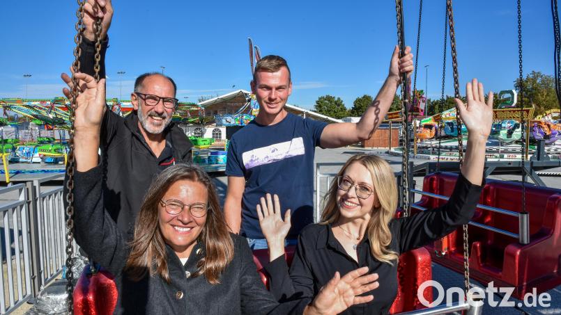 Dult-Platzmeister Markus Bayerl (von links), Vorsitzender der Marktkaufleute und Schausteller im Bezirk Weiden-Amberg, Jan Marco Müllner, Maria Frank vom Amberger Congress Marketing und die Geschäftsführerin des ACC, Erika Sauerwein im Fahrgeschäft &quot;Aviator&quot;. Bild: Stephan Huber
