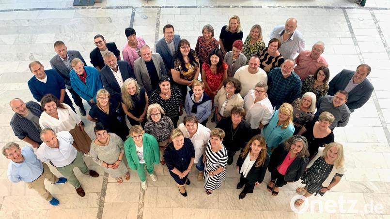 Sie bringen zusammen 1100 Jahre Berufserfahrung bei Witt mit. Der Versandriese zeichnete 65 Frauen und Männer für jeweils 25 Jahre Mitarbeit im Unternehmen aus. Bild: Gabi Schönberger