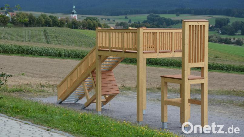 So sieht die neue Attraktion in der Nähe des Sibyllenbads aus. Die Riesentischgruppe bietet einen Rundumblick Richtung Bad Neualbenreuth und Tillenberg. Bild: jr