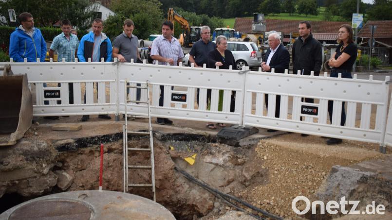 Am Beginn der Dorferneuerung werden in Weidenthal die Kanal- und Wasserleitungen erneuert. Der Gemeinderat machte sich ein Bild vom Baufortschritt. Bild: bnr