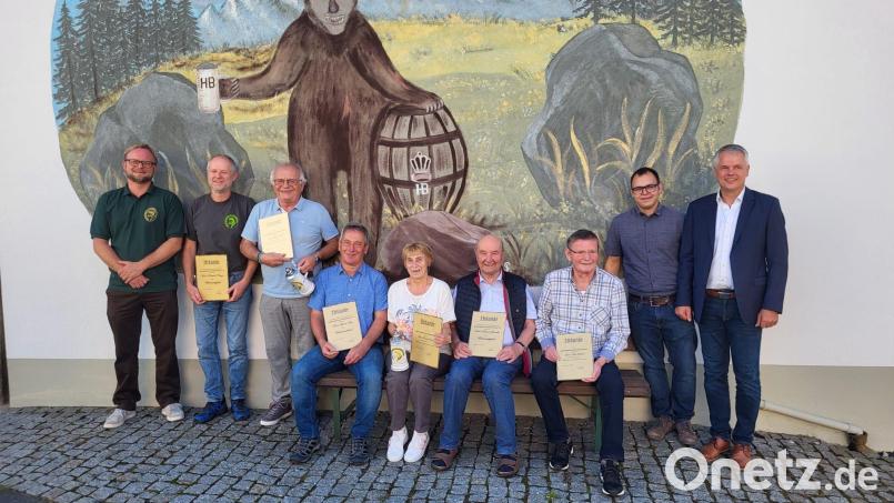 Vorsitzender Andreas Troppmann (von links) mit den geehrten Mitgliedern Reinhold Kreuzer, Bruno Bauer, Günter Kick, Veronika Bauer, Richard Grunder, Klaus Boethe, Benedikt Hacker (Zweiter Vorsitzender) und Bürgermeister Thomas Meiler. Bild: Ingo Rinaldi/exb