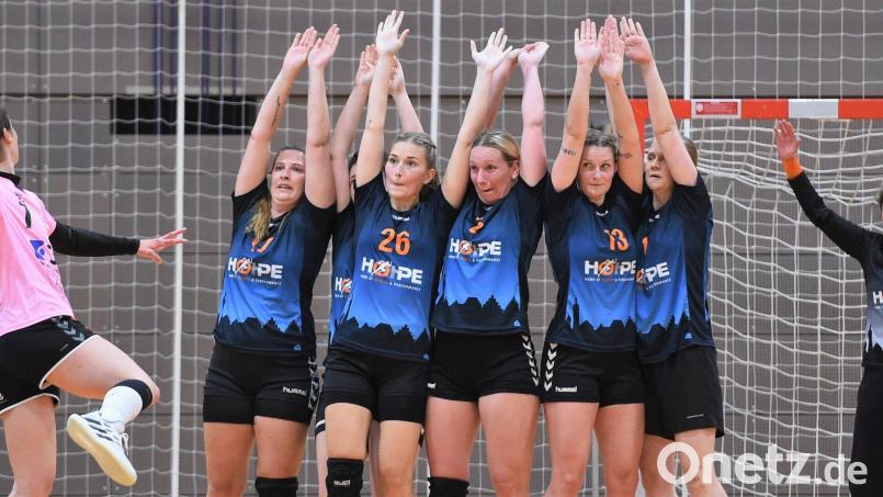 Eine gute Defensivleistung ist der erste Schritt zum Sieg: Die HSG-Frauen wollen zum Saisonstart gegen den ESV 27 Regensburg III punkten. Bild: G. Büttner