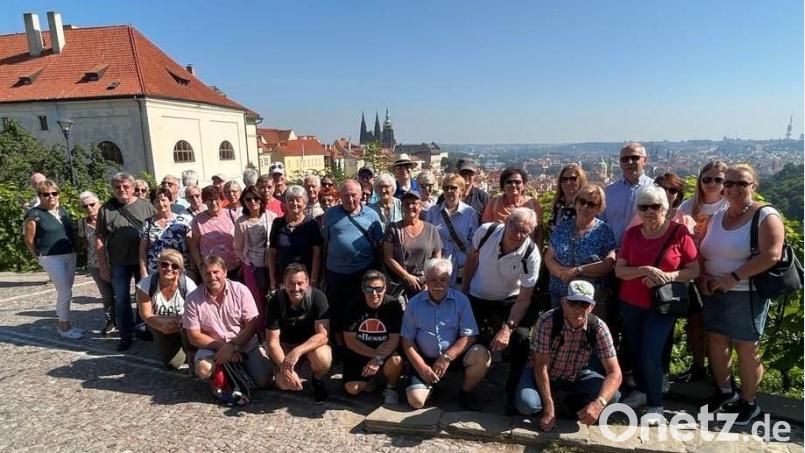 Das Gruppenbild der Reisegesellschaft entstand auf dem Prager Hradschin mit herrlichem Blick auf die Goldene Stadt. Bild: do