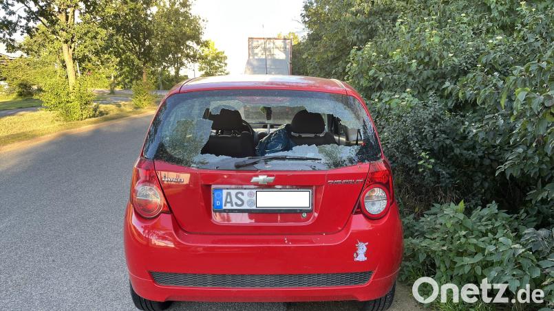 In Sulzbach-Rosenberg schlug ein Unbekannter die Heckscheibe eines Chevrolets ein. Bild: Polizei Sulzbach-Rosenberg