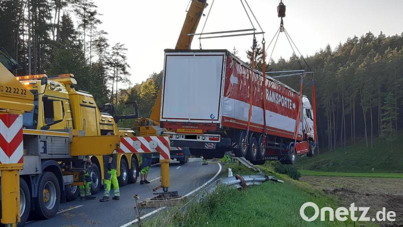 Zwei Kräne stellten den umgekippten Laster wieder auf die Räder und hievten ihn über die Böschung zurück auf die Straße. Bild: Roland Löb/exb