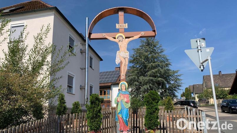 Etwa vier Meter ist das Kreuz hoch, das Hannelore Hartwich auf ihrem Grundstück aufgestellt hat. Bild: Gabi Schönberger