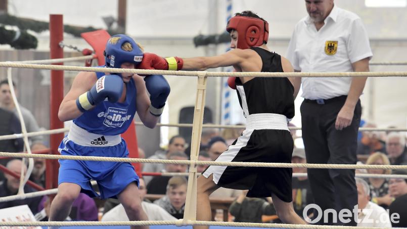 Daniel Funk (rechts) vom BC Amberg kämpft gegen Maxim Schick (links) aus Selb. Das war einer der Kämpfe auf der Dult im vergangenen Jahr. Auch am kommenden Sonntag gibt es die Boxveranstaltung wieder im Festzelt. Bild: Hubert Ziegler