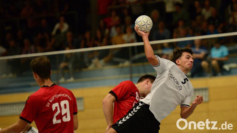 Moritz Müller (rechts) und die HSG-Handballer sind am Sonntag in Roding zu Gast. Bild: ham