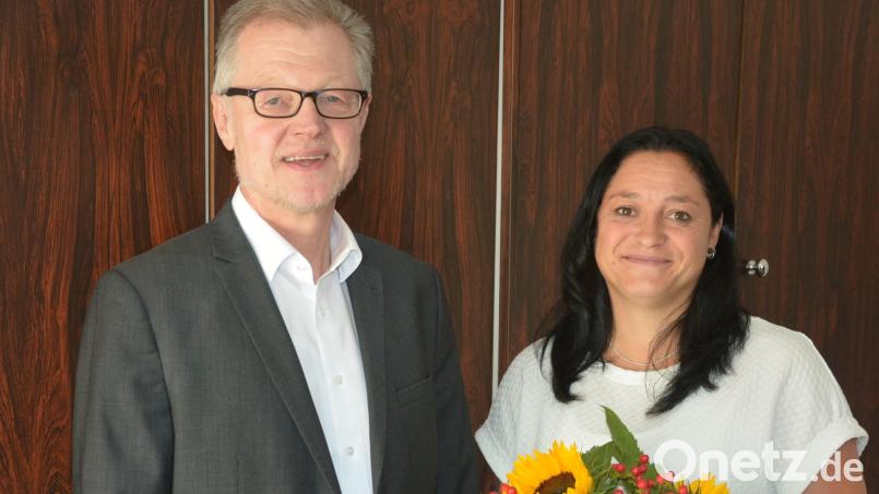 Mit Blumen dankte Gerhard Freundl seiner Mitarbeiterin Sabine Fick für 25 Jahre Treue zur Steuerberaterkanzlei Freundl in Mitterteich. Bild: jr