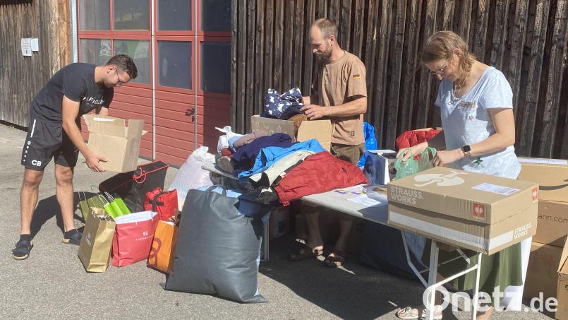 Dr. Stefanie Kuchlbauer (links) und Stephan Klünner nehmen die Spenden entgegen und sorgen für den Transport nach Weiden. Bild: Josef Glas