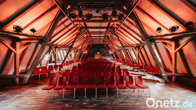 Der Große Saal im Kultur-Schloss Theuern erstrahlt in völlig neuem Licht für ein neues Veranstaltungsprogramm. Bild: TMV Photoworks/exb